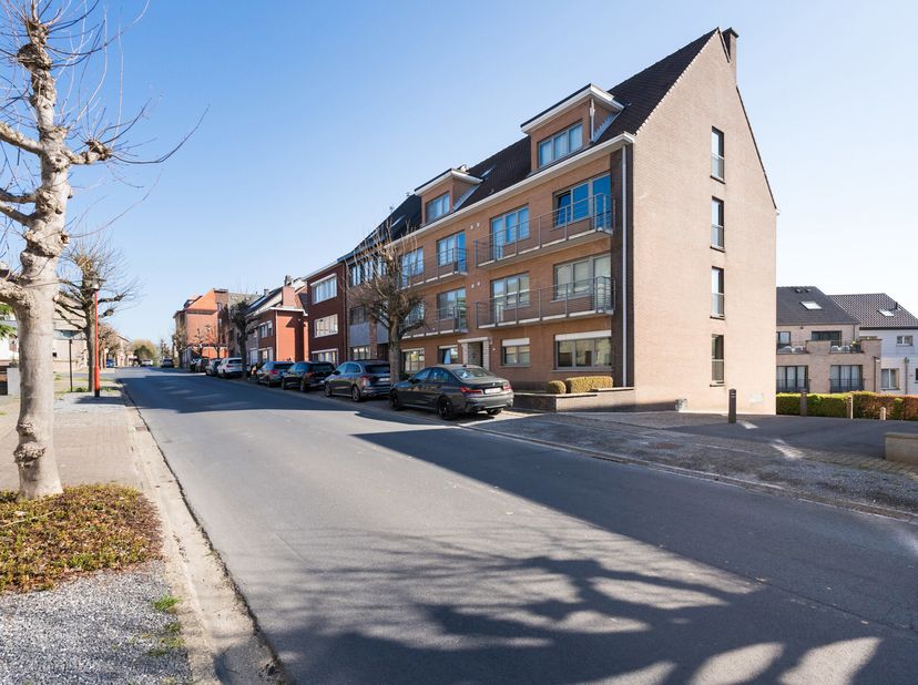 GRIMBERGEN, perfect gelegen nabij voorzieningen, zeer mooi APPARTEMENT (2 slpks/1 badk) met GARAGE. Gelegen op de 2e verdieping van een kleine, zeer g