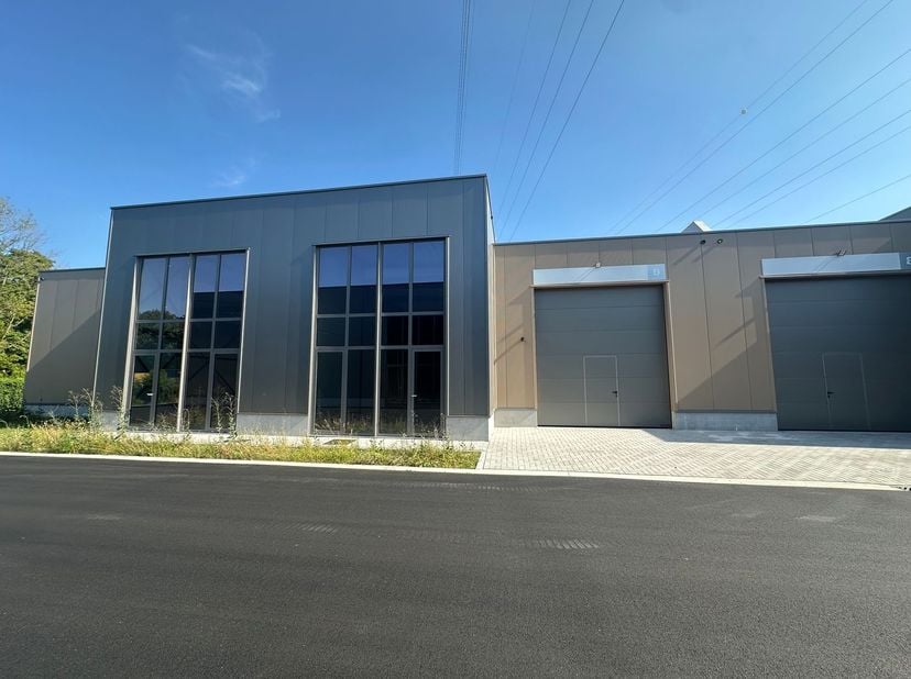 Nieuwbouw KMO-unit van 237 m² en 2 privatieve parkeerplaatsen te koop in Wevelgem.&lt;br /&gt;
&lt;br /&gt;
De geïsoleerde casco magazijnruimte is opgebouwd uit e