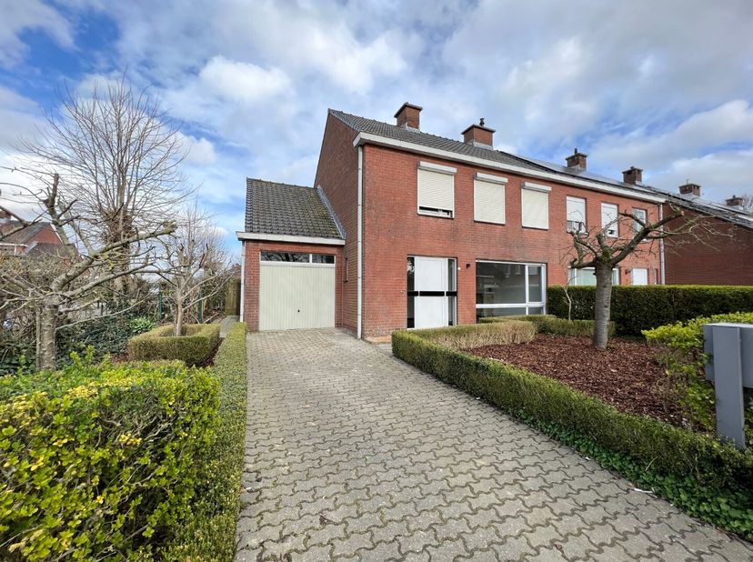 Gelegen in een rustige en kindvriendelijke buurt van Langemark, vind je deze instapklare woning met alle comfort.&lt;br /&gt;
De woning verwelkomt je met ee