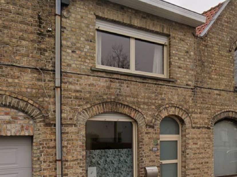 Op te frissen woning op toplocatie. achteruitgang langs wandelpad Beerstblote, tuin met prachtige vergezichten.&lt;br /&gt;
Op eerste verdieping voorplaats,