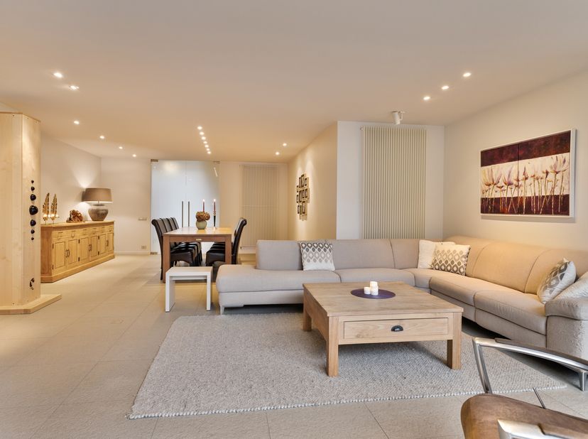 Cette maison, située dans le centre de Zwevezele, respire la chaleur et le confort. &lt;br /&gt;
En entrant, vous êtes accueillis dans un salon confortable
