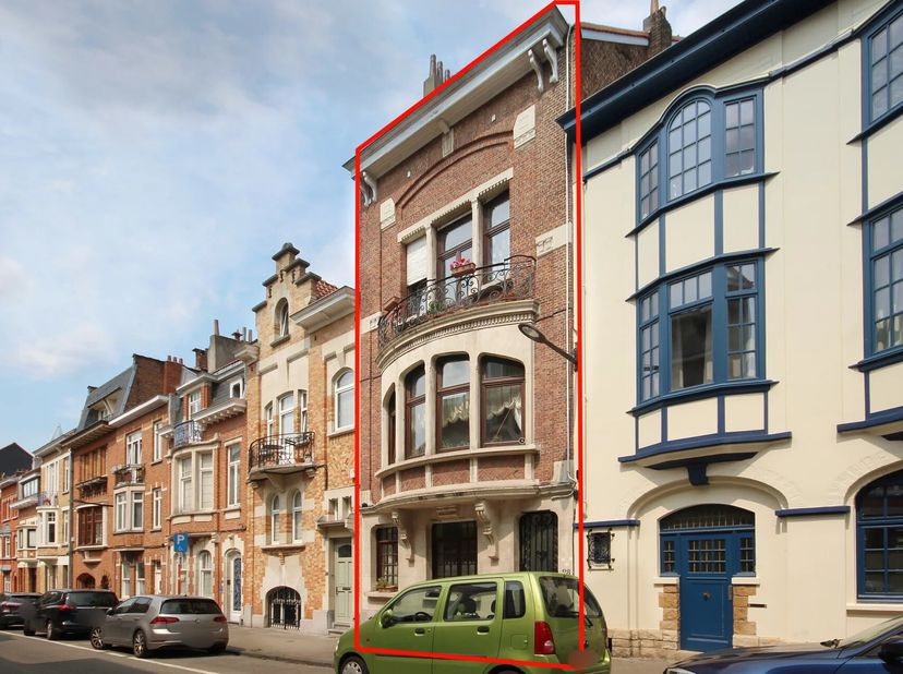 Maison de maître 6 chambres + jardin  Quartier Flagey&lt;br /&gt;
Dans une rue calme du quartier résidentiel des étangs d&#039;Ixelles, à proximité immédiate de