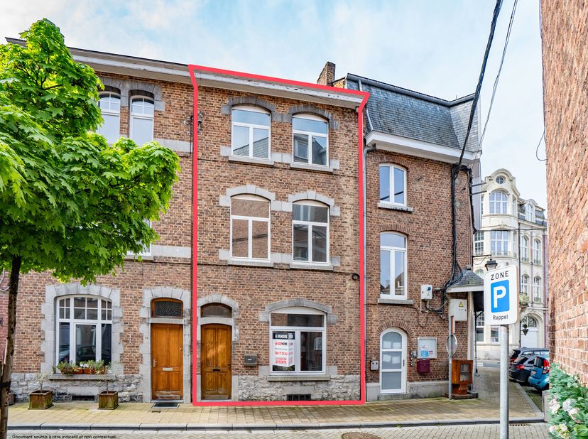 EASYHOME vous propose cette agréable maison située à Dinant, offrant de beaux volumes et un fort potentiel daménagement.&lt;br /&gt;
Dès l&#039;entrée, vous sere
