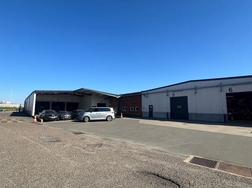 20495m² opslagruimte (opsplitsbaar vanaf 10000m²) met mogelijkheid tot 420m² à 2700m² kantoorruimte&lt;br /&gt;
Ligging: vlakbij N70 en afrit E17 (2,3km) ;