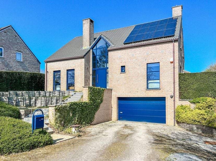 Gelegen in een rustige omgeving, aan de rand van velden en op het einde van een doodlopende straat, zal deze lichte en functionele villa u bekoren met