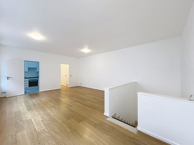 CEE/ BRUXELLES : charmant duplex se composant comme suit ; un séjour/salle à manger, une cuisine super-équipée, une chambre, une salle de bains. WC sé
