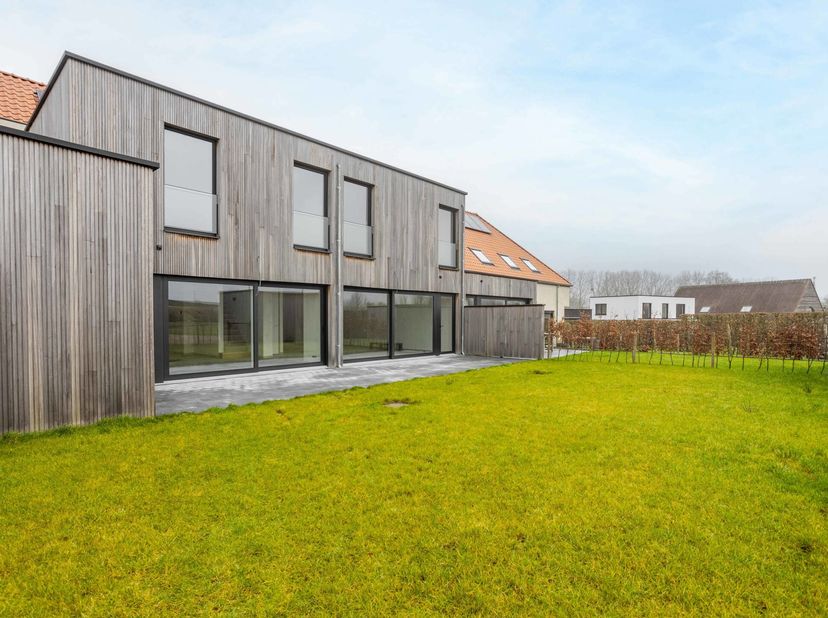 Deze prachtige nieuwbouwwoning biedt de unieke kans om ofwel één ruime woning aan te kopen, ofwel twee naast elkaar gelegen energiezuinige woningen in