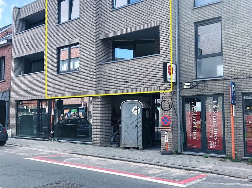 PRACHTIG NIEUWBOUW DUPLEX APPARTEMENT MET LIFT, 2 SLAAPKAMERS EN TERRAS! &lt;br /&gt;
GELIJKVLOERSE VERDIEPING:&lt;br /&gt;
- Gemeenschappelijke inkomhal &lt;br /&gt;
-