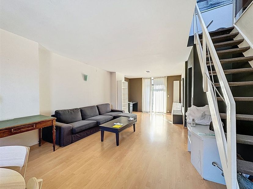 Quartier Chasse - Splendide appartement duplex 2 chambres meublé de +/- 105m² avec terrasse situé au 2ème d&#039;un immeuble de 3 étages composé comme suit