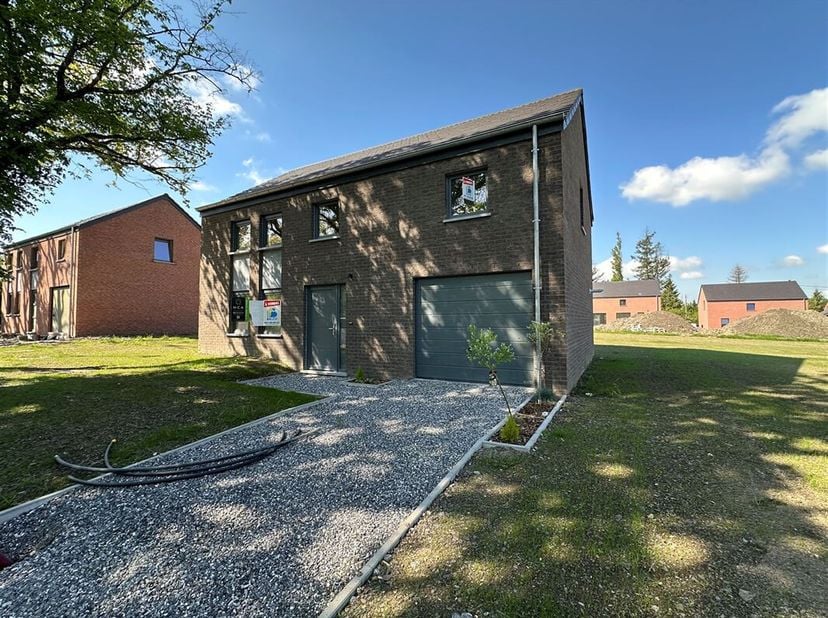 MCA Immobilier stelt u deze nieuwbouwwoning met vier gevels (lot 6) voor, ideaal gelegen in Petit-Han op een perceel van 8a17. Gebouwd door Maisons Ba