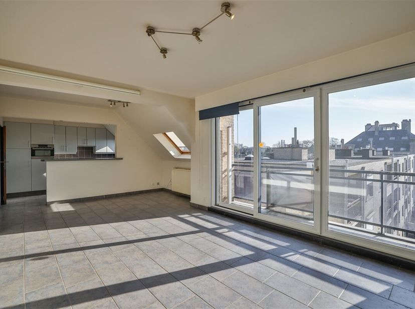 Vlakbij het Rivierenhof in Deurne-Zuid, bieden wij u dit ruime en lichtrijke hoek-appartement aan op de 4de verdieping van een recent gebouw (2000) me