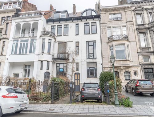                                         Usage mixte à vendre à Etterbeek, € 850.000
