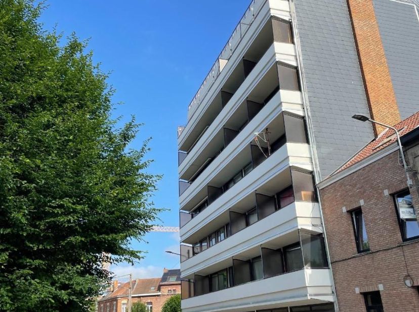 Appartement en parfait état comprenant un hall d&#039;entrée, un vestiaire, un wc avec lavabo, un living, une cuisine, un dégagement, 2 chambres, une salle
