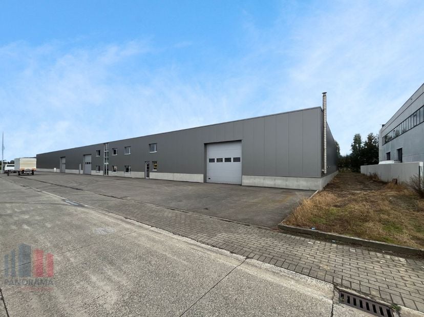 Uitstekend gelegen gerenoveerd magazijn met kantoren van 978 m² te huur, op slechts 400 meter van de Steenweg Deinze, met een directe aansluiting op d