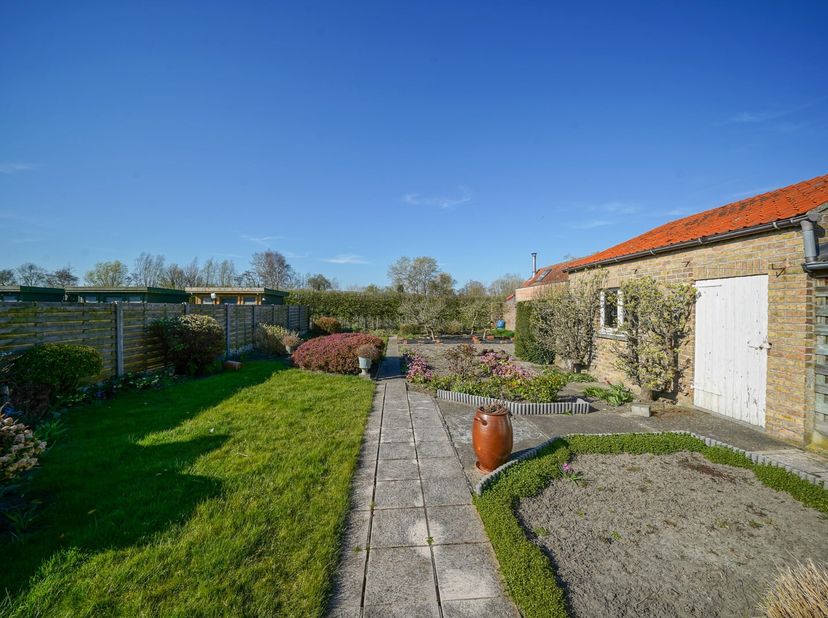 Deze charmante gesloten bebouwing bevindt zich op een perceel van 507 m² langs de Zandvoordsestraat, centraal tussen Oudenburg en Zandvoorde. De wonin