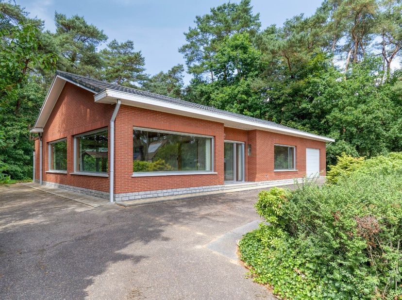 Toestand:Op een knap perceel van 25a23ca, in het groene en rustige Tremelo, bevindt zich deze gelijkvloerse woning. De woning beschikt over een ruime