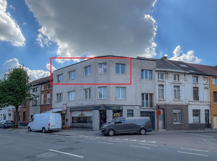 Spacieux et lumineux appartement de 2 chambres à coucher avec terrasse orientée sud donnant sur le parc de Guislain. Situé dans le quartier de Bloemek