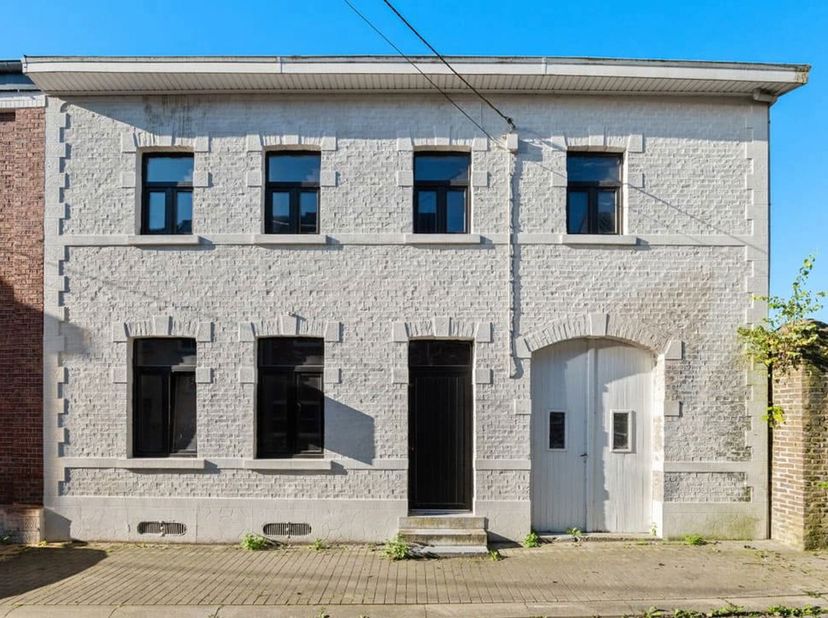 Dans une rue charmante de Waasmont, village paisible de Landen, cette maison pleine de caractère attend ses nouveaux propriétaires. Partiellement réno