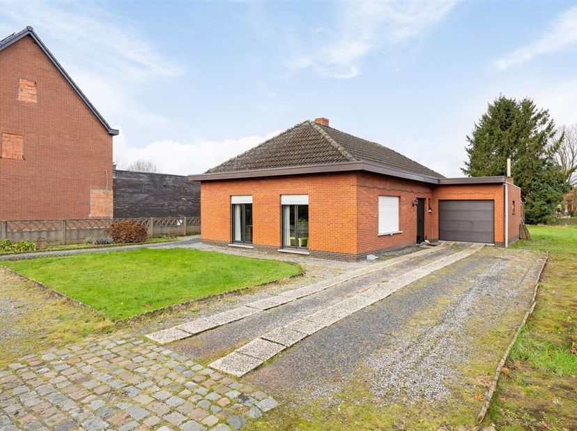 UPDATE: compromis in opmaak.&lt;br /&gt;
Deze open bebouwing met alle vertrekken op het gelijkvloers is gelegen in de dorpskern van Elewijt (Zemst). De woni