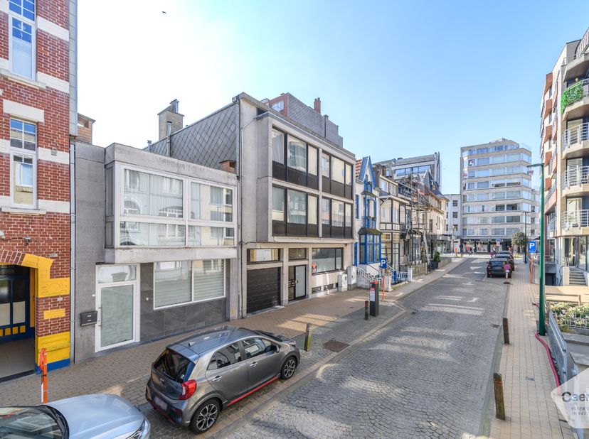 Situé dans une rue secondaire du Zeelaan, près de la rue commerçante animée, vous trouverez cet appartement entièrement rénové.&lt;br /&gt;
Idéalement situé