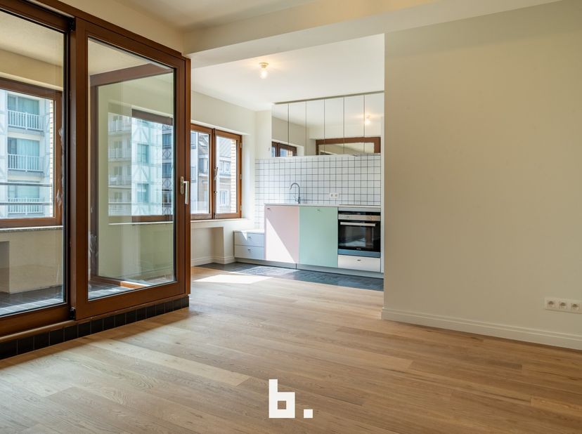 Stap binnen in een warm interieur waar nostalgie en comfort hand in hand gaan. Authentieke materialen, pastelaccenten en doordacht design zorgen voor