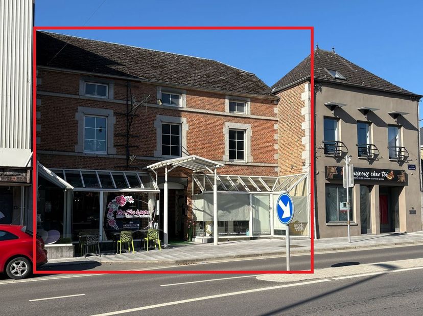 Au centre de Beauraing, se dresse cet immeuble aux multiples possibilités. Celui-ci séduit par son emplacement stratégique et son accessibilité idéale