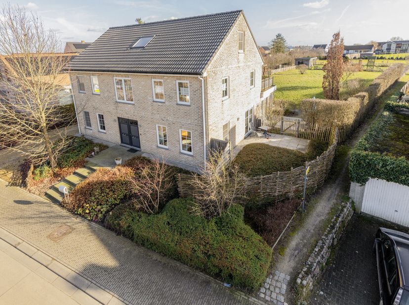 Welkom in deze prachtige woning, gebouwd in 2008, gelegen op een rustige locatie en met volop ruimte. Het ruime perceel van 27a49 biedt een oase van c