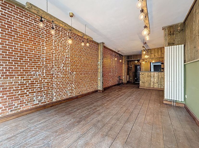 Bent u op zoek naar een strategisch gelegen handelspand in een levendige buurt? Dit pand, perfect gesitueerd in een zijstraat van de Turnhoutsebaan, g