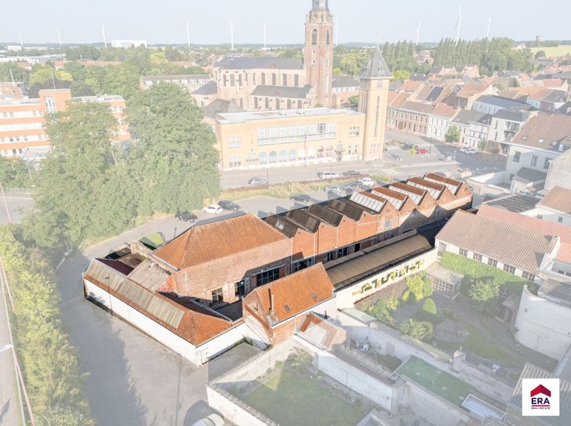 ERA WELCHOME est fière de vous présenter ce magnifique bâtiment situé en plein centre de Leuze-en-Hainaut.Bénéficiant dune excellente visibilité, cett