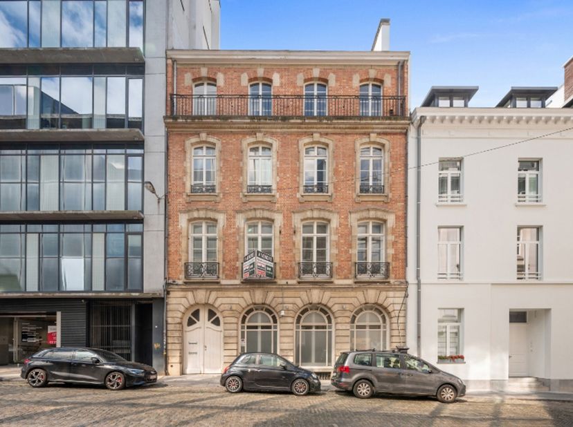 Kantoorgebouw te koop in centrum Brussel, achter de Sint-Goedelekathedraal, de Koningsstraat en het Warandepark. Vlot bereikbaar met het openbaar verv