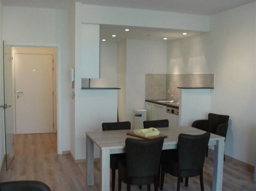 Description : Appartement meublé avec goût situé à proximité de la Chasse, des institutions européennes et du Parc du Cinquantenaire, proche des trans
