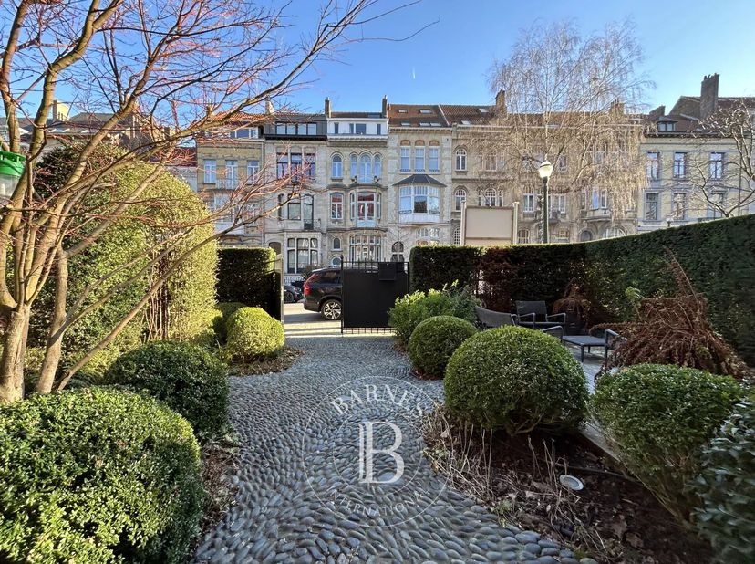 Exclusivité - Parfaitement située dans une rue ravissante du quartier des étangs dIxelles, Barnes vous invite à découvrir cette propriété familiale of