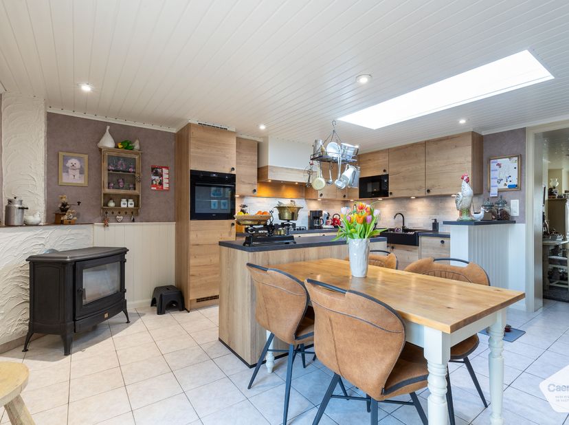 Deze instapklare rijwoning, gelegen in het pittoreske Zwankendamme (deelgemeente van Lissewege), biedt een perfecte combinatie van charme, comfort en