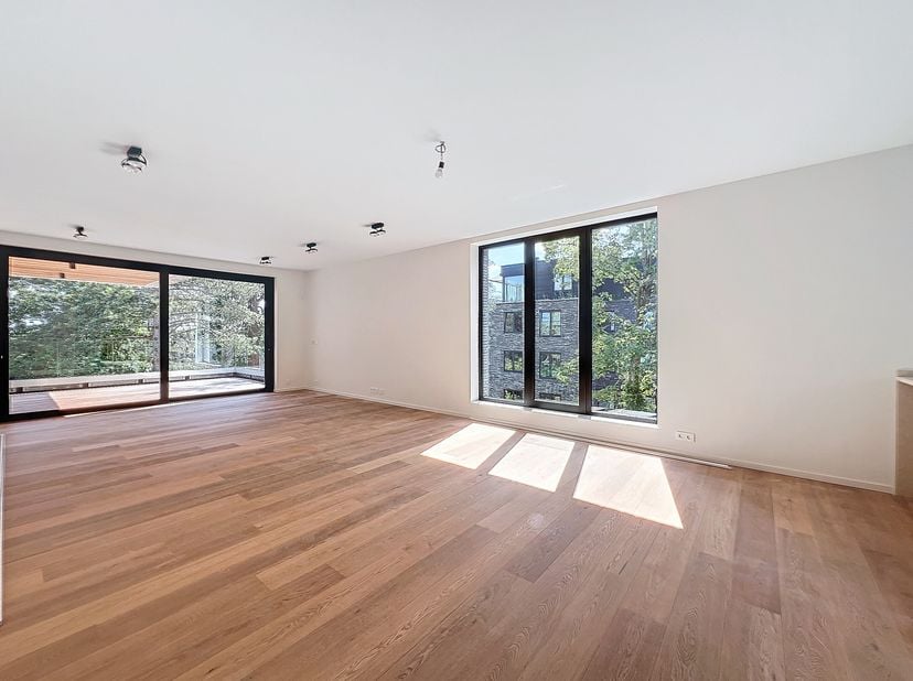 Ontdek dit prachtige nieuwe appartement gelegen aan de prestigieuze Avenue Hamoir, vlakbij het Ter Kamerenbos, de Europese School van Ukkel en de Koni