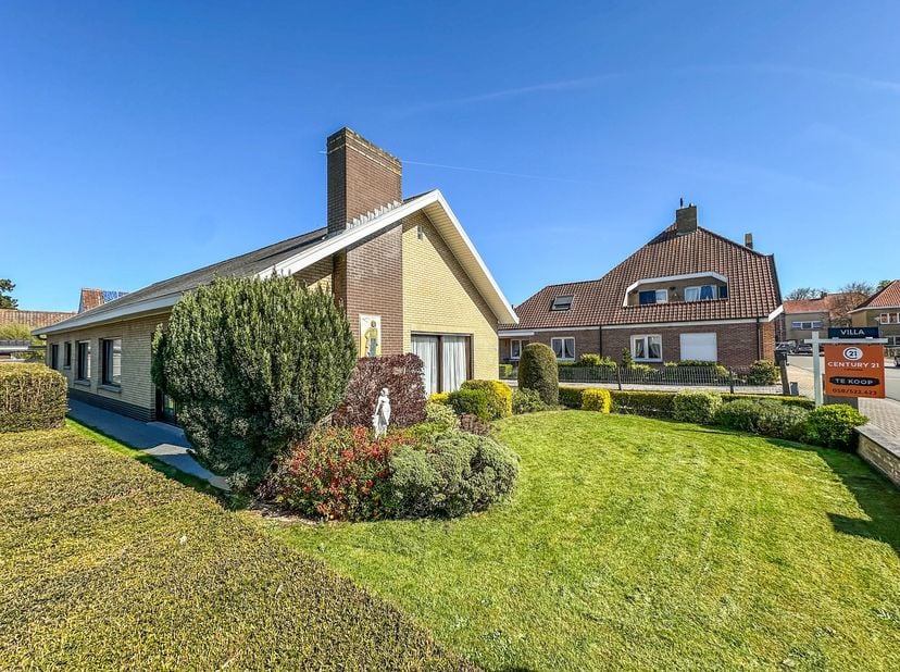 Deze gelijkvloerse villa is rustig gelegen op een boogscheut van de talrijke handelszaken van Oostduinkerke-dorp. De woning heeft een doordachte en co