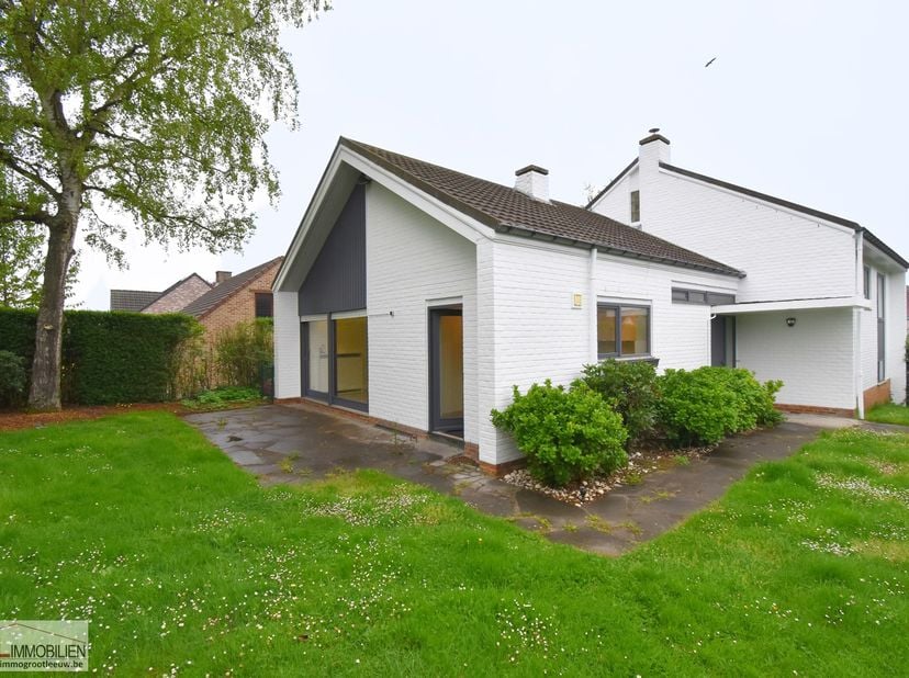 Cette maison de caractère à 4 façades, prête à emménager, est située dans le quartier résidentiel et paisible de &quot;Zonneweelde&quot;, une combinaison parfai