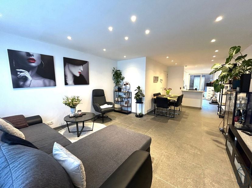 TOP!! APPARTEMENT À RAFRAÎCHIR avec TERRASSE, 3 CHAMBRES et GARAGE. Finitions avec des matériaux de QUALITÉ.&lt;br /&gt;
Composition : hall dentrée, séjour