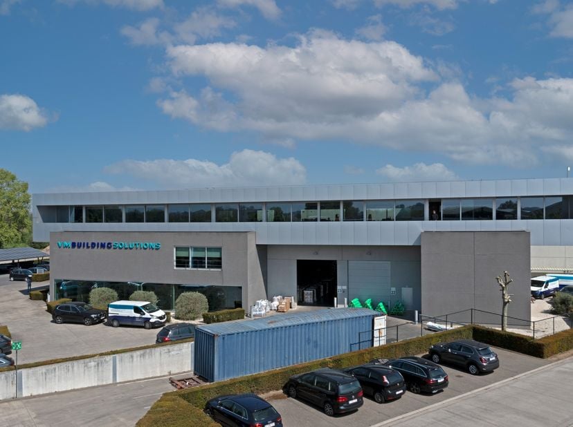 Het bedrijfsgebouw bestaat uit 2.120 m² magazijnruimte, 460m² kantoren, en 600 m² buitenopslag. &lt;br /&gt;
Het is gelegen in de bedrijvenzone Europalaan i
