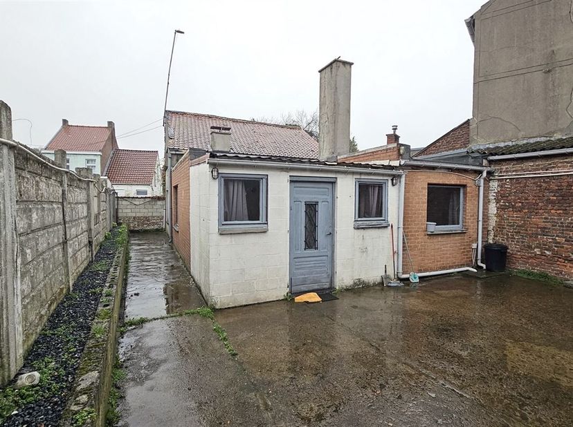 Prix: Offre à partir de 55.000 euros, frais d&#039;agence non inclus et à charge de l&#039;acquéreur.&lt;br /&gt;
Située à l&#039;arrière d&#039;un garage donnant à rue, maison