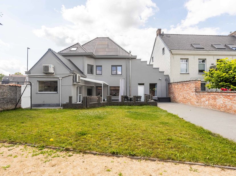 Maison familiale confortable avec jardin et espace pour activité indépendante.&lt;br /&gt;
Dans la campagne d&#039;Aspelare, vous trouverez cette charmante maiso