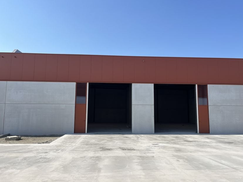 Nieuwbouwproject &quot;Vief&quot; te Evergem biedt 28 KMO-units te koop aan. De casco nieuwbouw magazijnen hebben een vrije hoogte van 6 meter en zijn toegankel