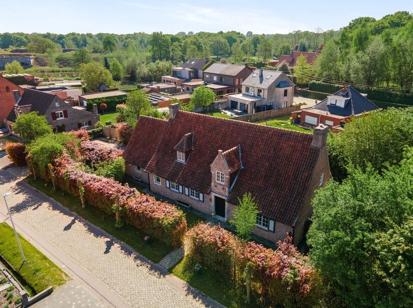In Fortstraat, vlak bij het Kessel Fort, bevindt zich deze stijlvolle villa woning in de stijl Bourgondisch Kruis die elegantie en comfort perfect com