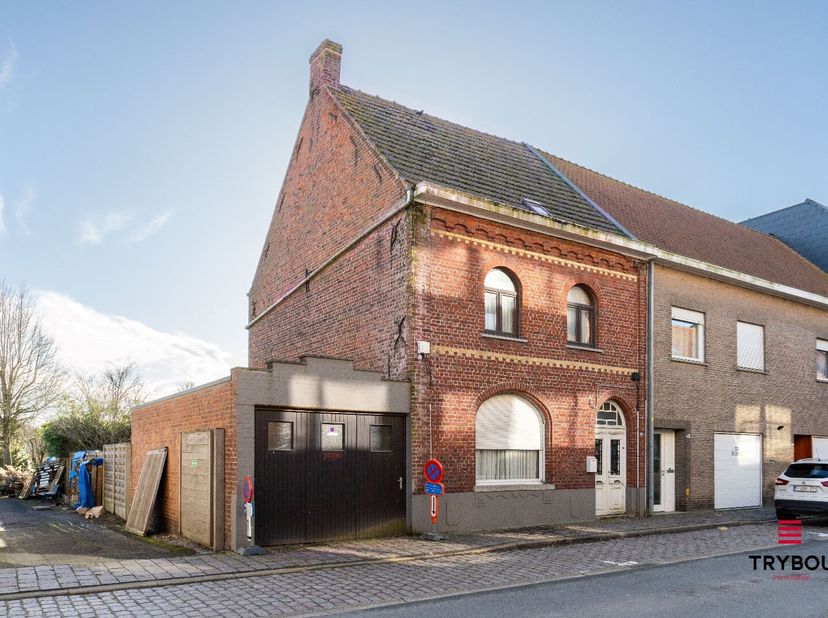 Deze charmante halfopen bebouwing biedt een ruime indeling en tal van mogelijkheden. De woning omvat:&lt;br /&gt;
Gelijkvloers: Inkomhal, gang met toegang t