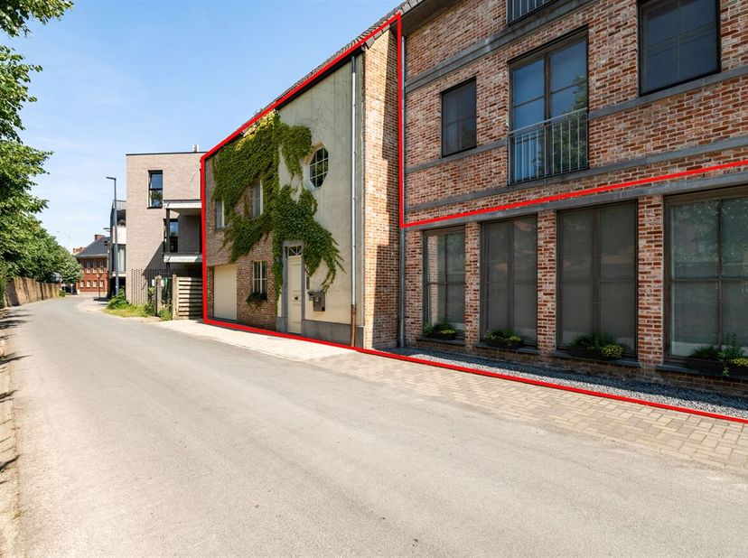 Exclusieve eigendom, ideaal als kangoeroewoning.&lt;br /&gt;
Indeling:&lt;br /&gt;
Appartement gelijkvloers ( ca 135 m²).&lt;br /&gt;
Inkomhal, berging, gastentoilet, l