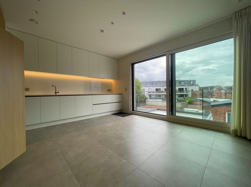 Zeer energiezuinig nieuw duplex appartement met veel ruimte en lichtinval.&lt;br /&gt;
Unieke ligging, op het kerkplein van Putte zonder doorgaand verkeer,