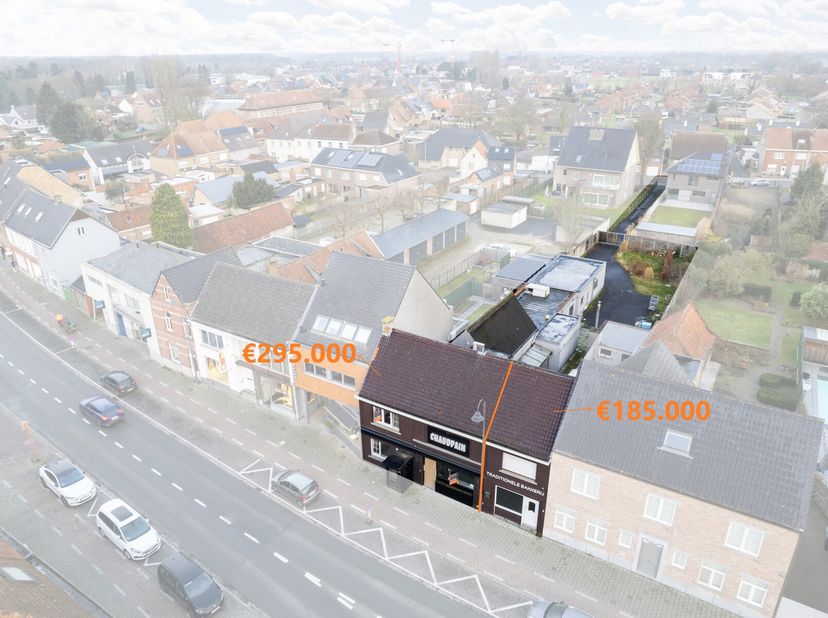 In het commerciële centrum van Sijsele vinden we deze voormalige bakkerij met appartement. De bakkerij kan heringericht worden voor verschillende doel