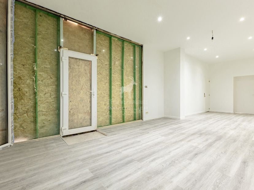 Referentie van het agentschap: L6031-381&lt;br /&gt;
*** VIRTUELE RONDLEIDING: ........ ***&lt;br /&gt;
Ontdek deze commerciële ruimte van 100 m², ideaal gelegen
