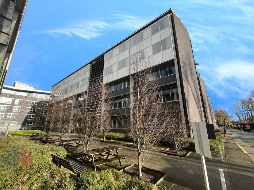 Bureaux exceptionnellement faciles d&#039;accès et prêts à l&#039;emploi de 198 m² à louer, idéalement situés grâce à la connexion directe avec le R4 à seulemen