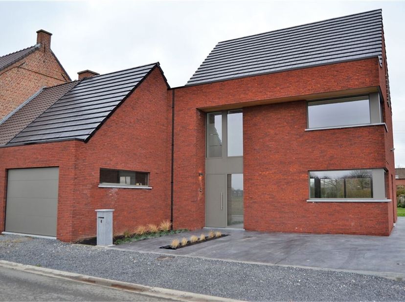 Deze energiezuinige woning met 3 slaapkamers  is een echte topper voor wie ruimte en comfort zoekt.  De woning is stijlvol afgewerkt en zal beschikbaa