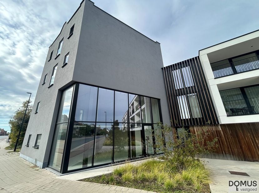 Deze knappe en nieuwe commerciële ruimte is gelegen aan het centrum van Wemmel op een absolute toplocatie qua visibiliteit. De ruimte is verdeeld over